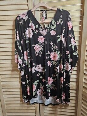 Floral V-Neck Women's Top in Black and Pink